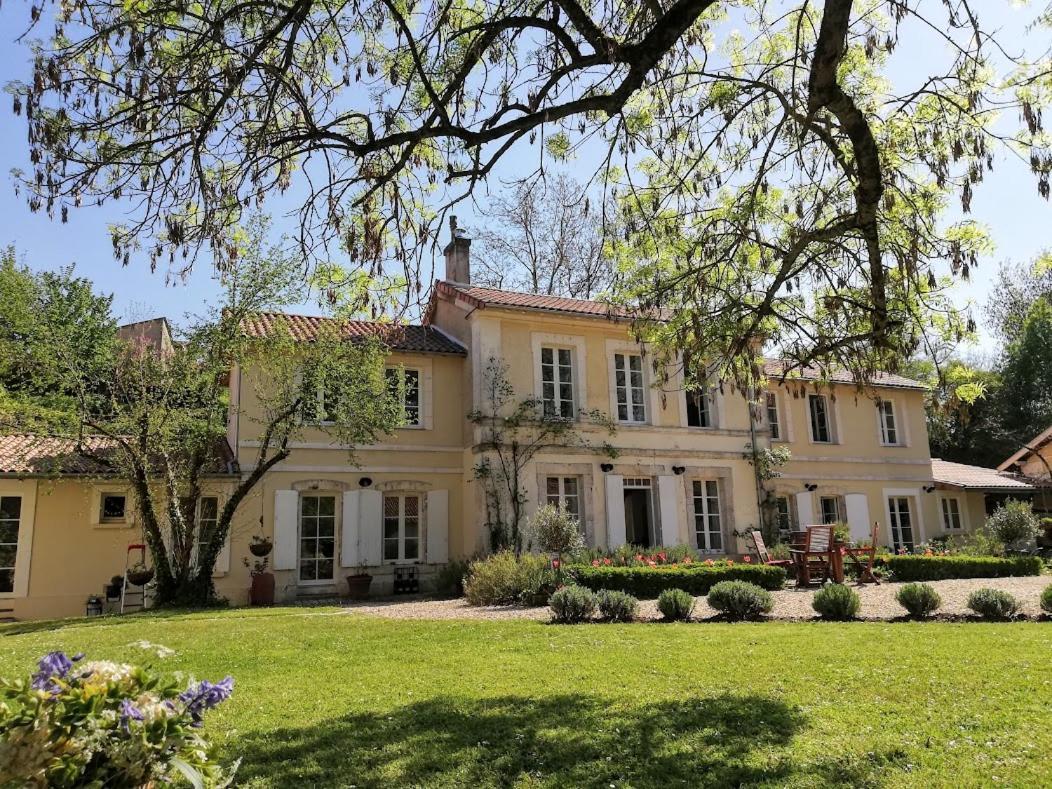 Bed and Breakfast Le Domaine Des Platanes Bourg-Charente Экстерьер фото