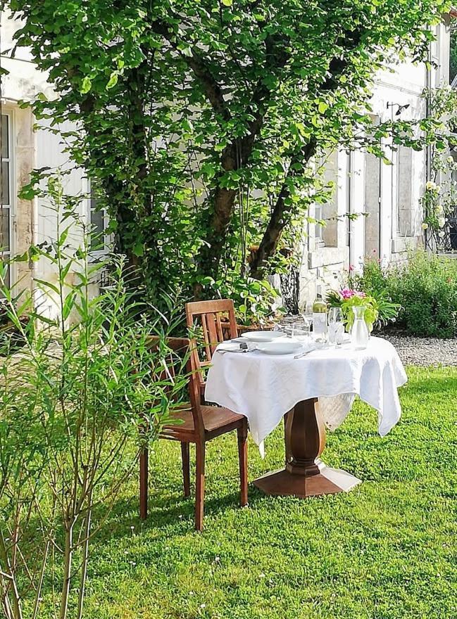 Bed and Breakfast Le Domaine Des Platanes Bourg-Charente Экстерьер фото